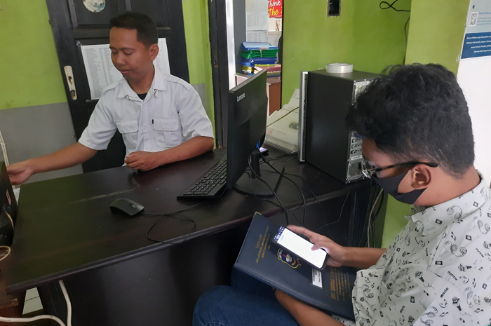 PERBAIKI DOKUMEN: Siswa mengurus PPDB di kantor Cabdindik Jombang 2023.