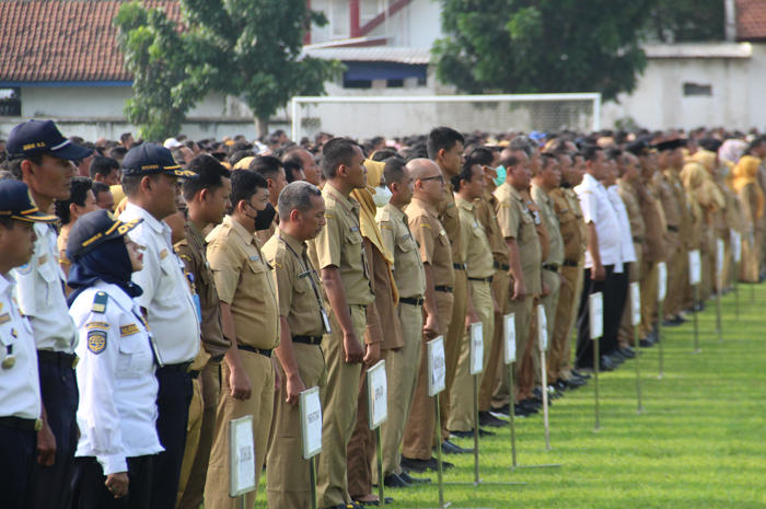 TAK BOLEH KENDOR: ASN mengikuti apel yang dipimpin Pj Bupati Jombang beberapa waktu lalu, selama Ramadan jam kerjanya dikorting satu jam.
