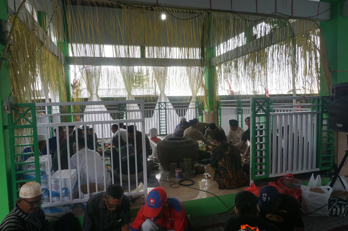 KEARIFAN LOKAL: Kepala Desa Pandanwangi Asan membaur bersama masyarakat saat acara sedekah bumi di Punden Ki Ageng Butuh di Dusun Butuh, Desa Pandanwangi, Diwek, Jombang.