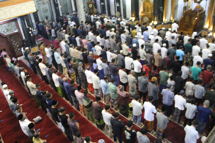 PADAT: Suasana salat tarawih hari pertama Ramadan di Masjid Agung Baitul Mukminin Jombang terpantau padat, Senin (11/3) malam.