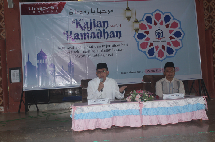 GAMBLANG: Ketua Yayasan Unipdu, KH Zaimuddin Wijaya As&rsquo;ad, saat menyampaikan materi pada kajian Ramadan di Islamic Center Unipdu, Jombang, Rabu (13/3).