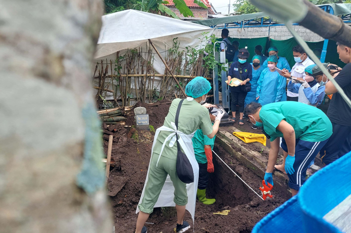 DIBONGKAR: Makam warga Desa Palrejo, Kecamatan Sumobito, Jombang dibongkar petugas gabungan, Rabu (13/3).