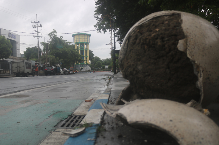 RUSAK: Salah satu bola beton trotoar jalan KH Wahid Hasyim bagian bawah pecah.