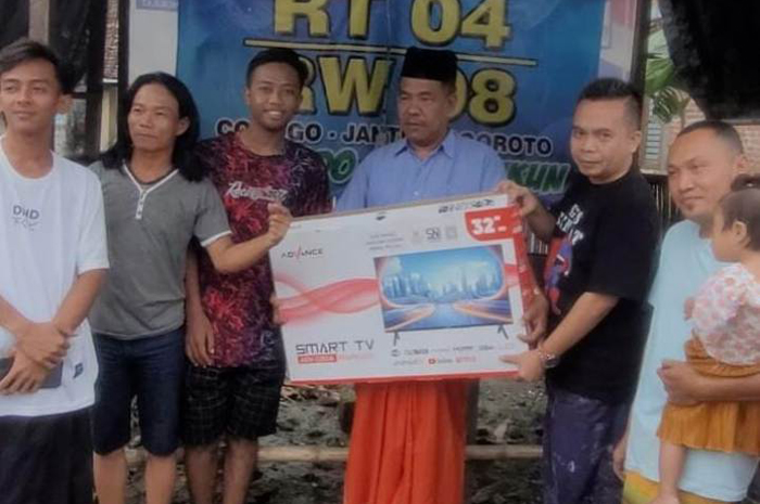 TELADAN: HM Syarif Hidayatullah ST MMT (Gus Sentot) menyerahkan tv untuk poskamling di Dusun Corogo Tengah, Desa Janti, Jogoroto, Jombang, Senin (11/3).