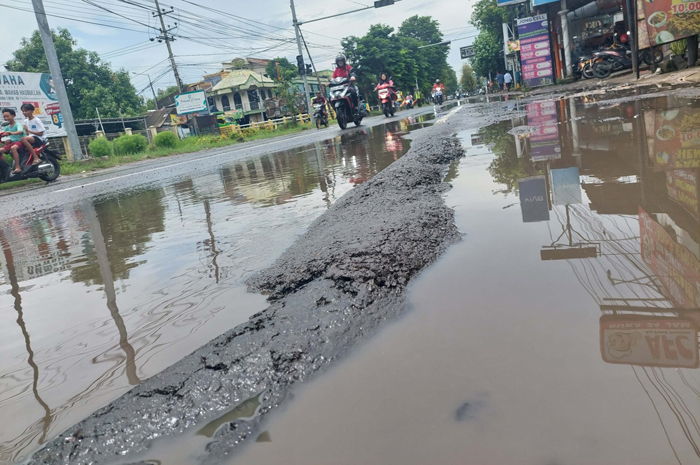 ANCAM PENGEMUDI: Jalan provinsi di ruas Jl KH Wahab Hasbullah Jombang yang rusak membahayakan pengguna jalan.