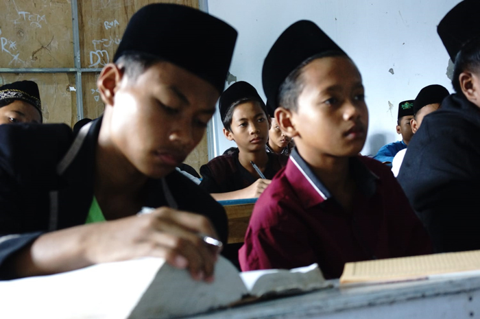 MAKNANI: Santri Pondok Pesantren At-Tahzib di Desa Rejoagung, Kecamatan Ngoro ngaji kitab kuning saat Ramadan.