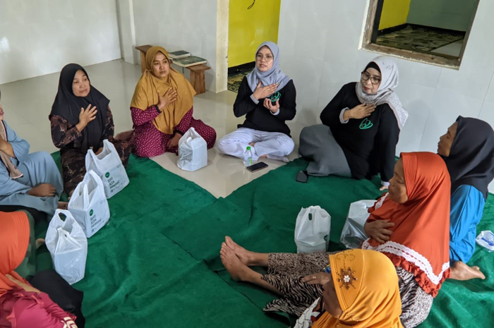 SERU: Tim RSUD Jombang menghibur warga hingga anak anak terdampak bencana longsor di Desa Sambirejo, Wonosalam.