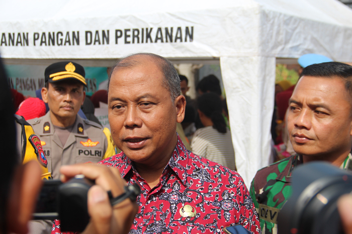 BERI PENJELASAN: Pj Bupati Jombang Sugiat saat memberi keterangan ke awak media, Jumat (15/3).