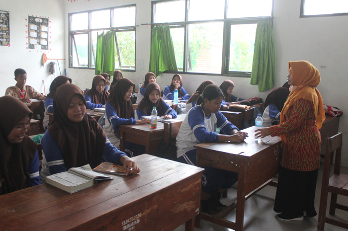 SERIUS: Kegiatan belajar mengajar di SMPN 1 Perak.