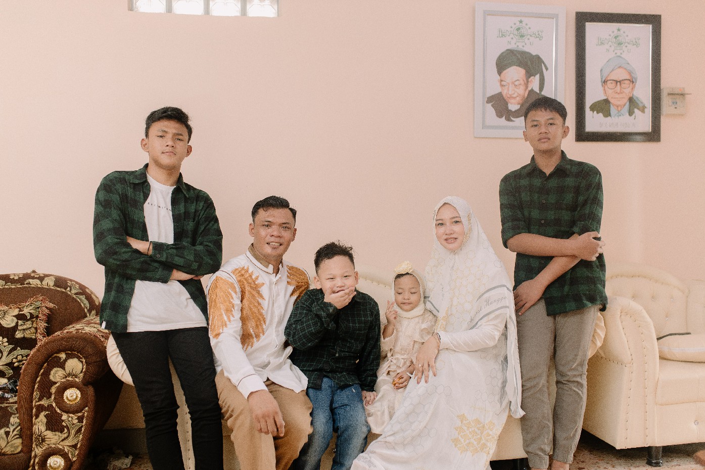 AKRAB: Doni Rahmat Hermansyah (dua dari kiri) fotografer Jombang bersama istri tercinta dan anak-anaknya.