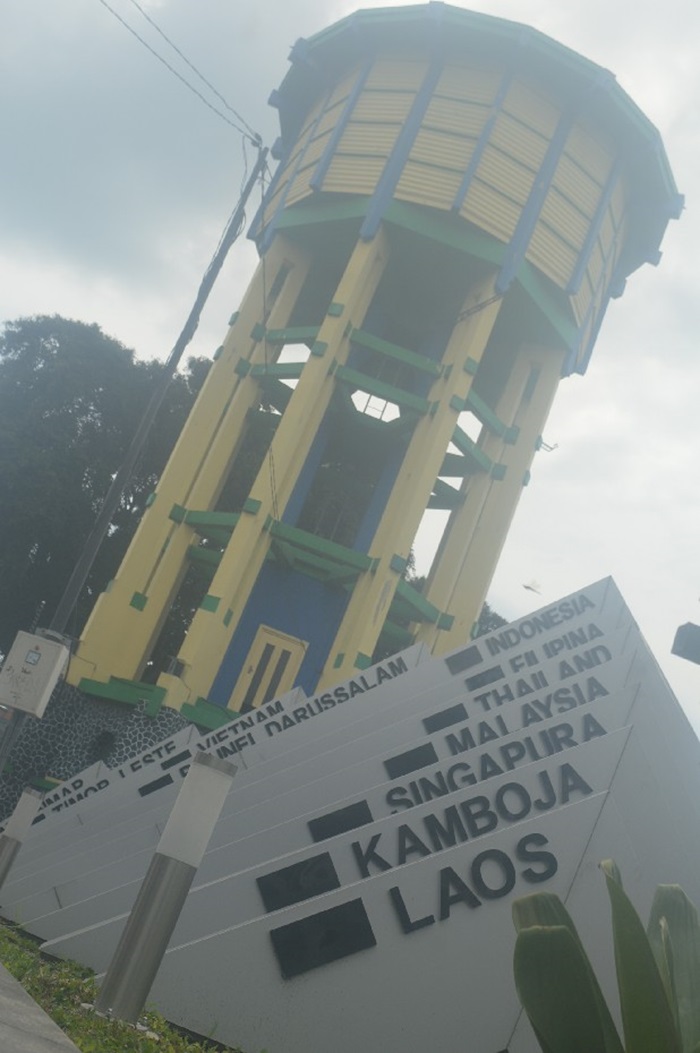 KOSONG: Bendera negara di Taman ASEAN sudah dilepas dan dibersihkan.