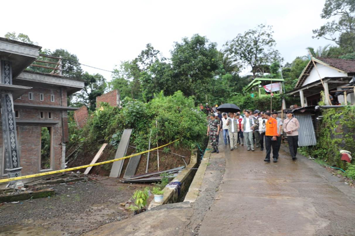 PANTAU: Pj Bupati Jombang Sugiat bersama BNPB meninjau kondisi tanah gerak di Dusun Jumok, Desa Sambirejo, Kecamatan Wonosalam, Rabu (13/3) lalu.