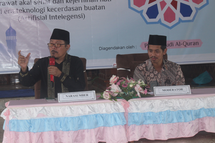 TEGAS: Prof Dr KH Ahmad Zahro saat menyampaikan materi pada kajian Ramadan di Islamic Center, Sabtu (16/3).