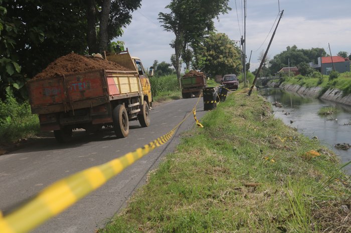 MEMBAHAYAKAN: Bahu jalan kabupaten di perbatasan Desa Watugaluh dan Desa Brambang, Kecamatan Diwek (17/3).