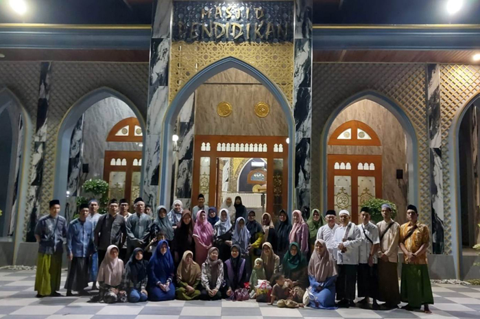 ANTUSIAS: Keluarga besar SMPN 5 Jombang mengikuti salat tarawih di Masjid Pendidikan, Minggu (17/3).