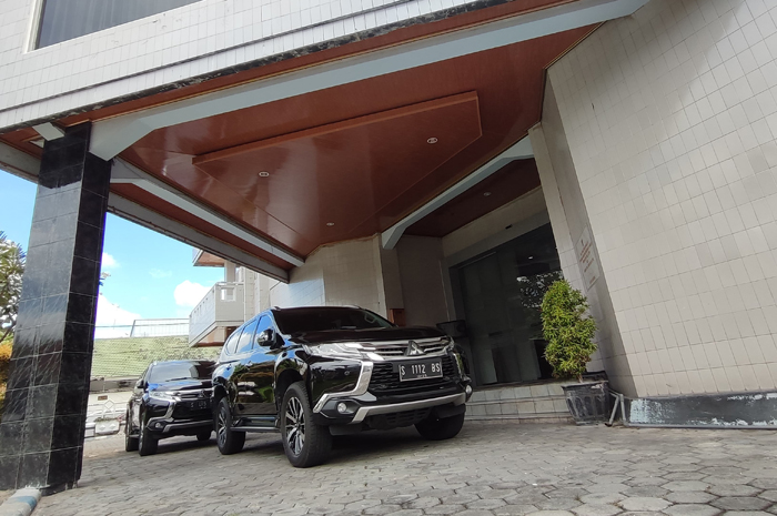 BAKAL DIGANTI BARU: Mobil dinas pimpinan dewan terparkir di halaman gedung DPRD Jombang, Senin (19/3).