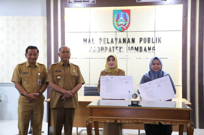 KOMPAK: Pj Bupati Jombang, Sugiat, didampingi Kepala DPMPTSP Jombang, Wor Windari, bersama instansi vertikal, usai menandatangani nota kesepahaman.