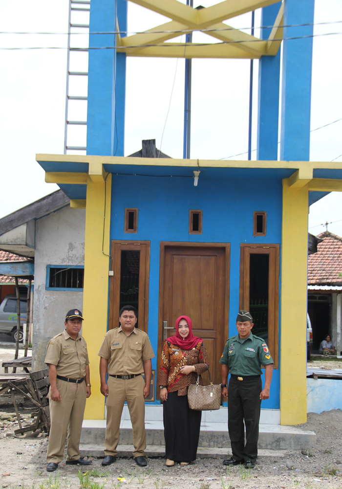 SINERGI: Kepala Desa Grobogan Misia Arsa Whiliyanti Aptadda bersama perangkat desa dan Forkopimcam meninjau bangunan Pamsimas di Dusun Grobogan, Senin (18/3).