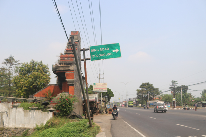 TURUN KELAS: Jalan nasional di Desa Dukuhdimoro, Kecamatan Mojoagung, atau menuju ringroad Mojoagung bakal masuk ruas jalan kabupaten.