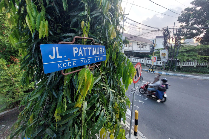 NAMA LAMA: Papan jalan menunjukkan Jl Pattimura masih terpasang meski sudah diubah menjadi Jl Bupati R Soedirman sejak 2019 lalu.