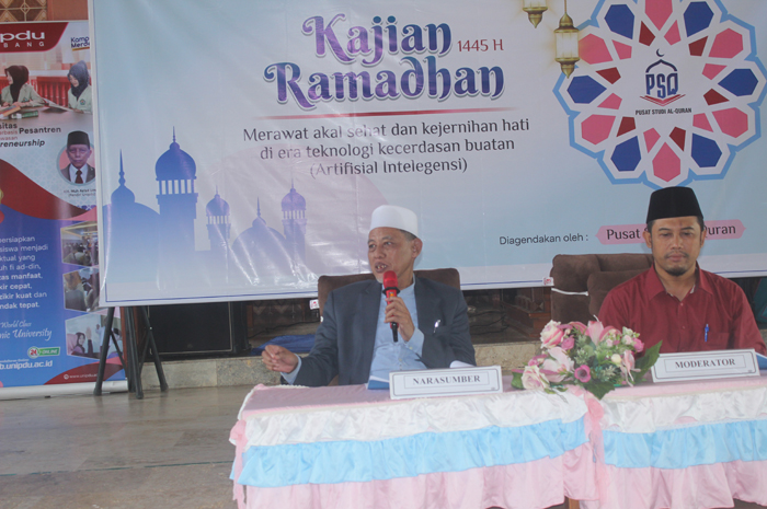 LOGIS: Ketua Majelis Pimpinan PP Darul Ulum Rejoso, KH Cholil Dahlan, saat menyampaikan materi pada kajian Ramadan di Islamic Center Unipdu, Senin (18/3).