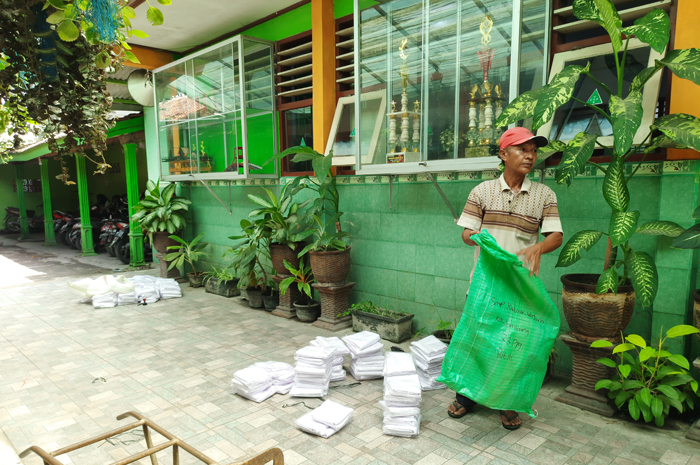 DIBAGIKAN: Pendistribusian kain seragam gratis di SMPN 3 Jombang 2023.