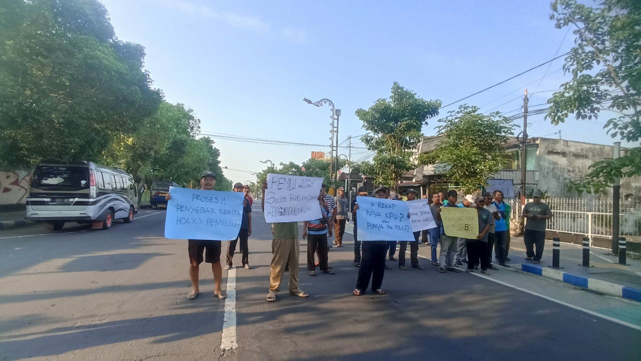 SAMPAIKAN TUNTUTAN: Sejumlah warga melakukan aksi demo di kantor KPU Jombang, Rabu (20/3) sore.