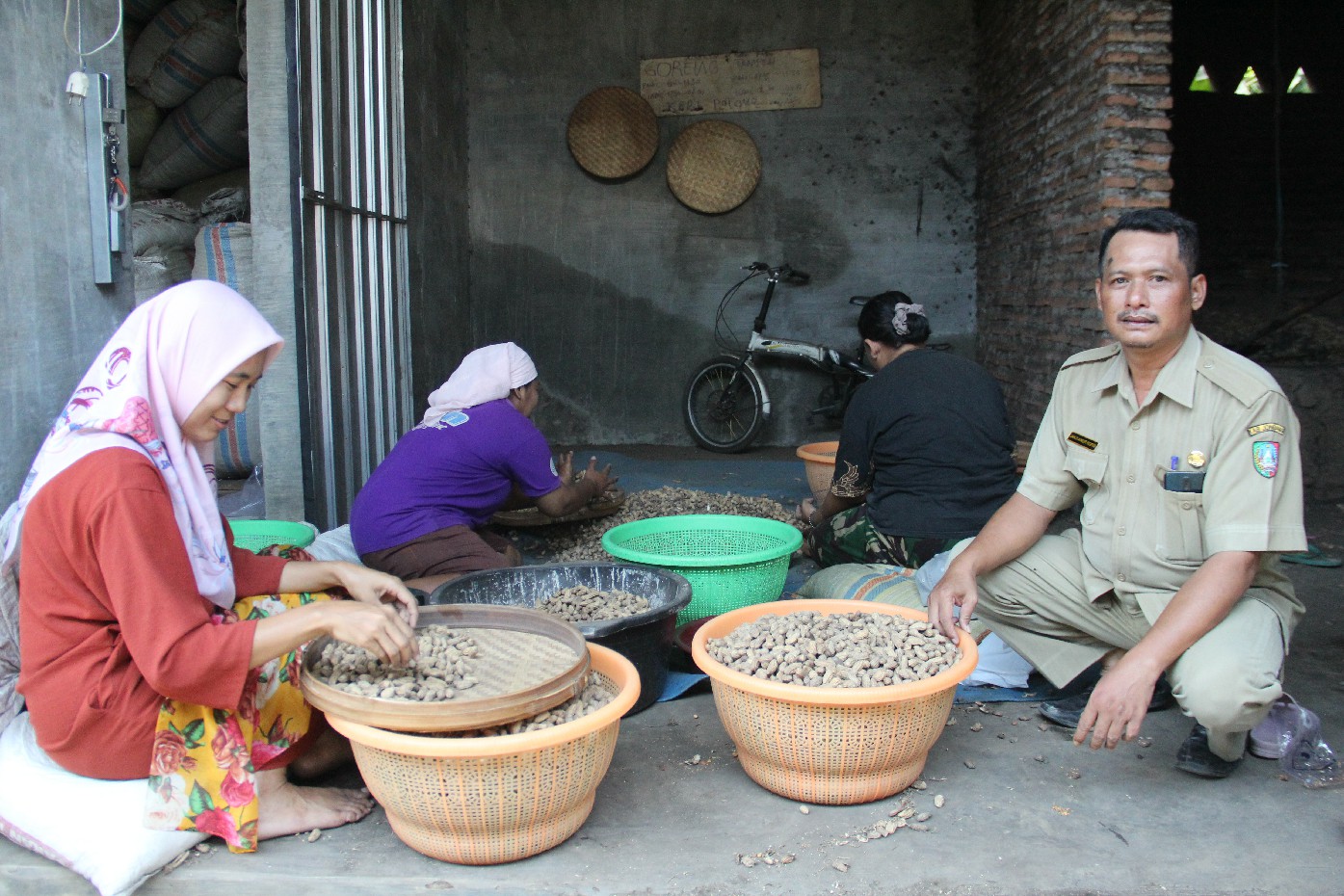 POTENSI: Kepala Desa Selorejo, Kecamatan Mojowarno Janji Ainur Rofiq menyapa pelaku UMKM kacang kulit goreng pasir di desanya.