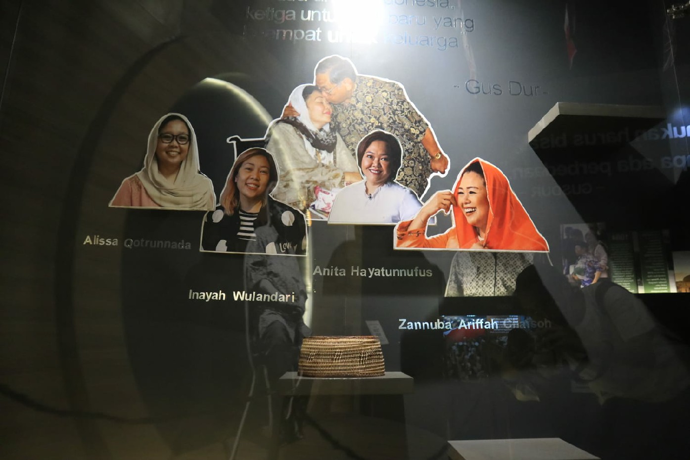 RUANG EDUKASI: Salah satu pengunjung melihat pojok Gus Dur di Minha, salah satunya peci klasik pemberian ulama dari Gorontalo.
