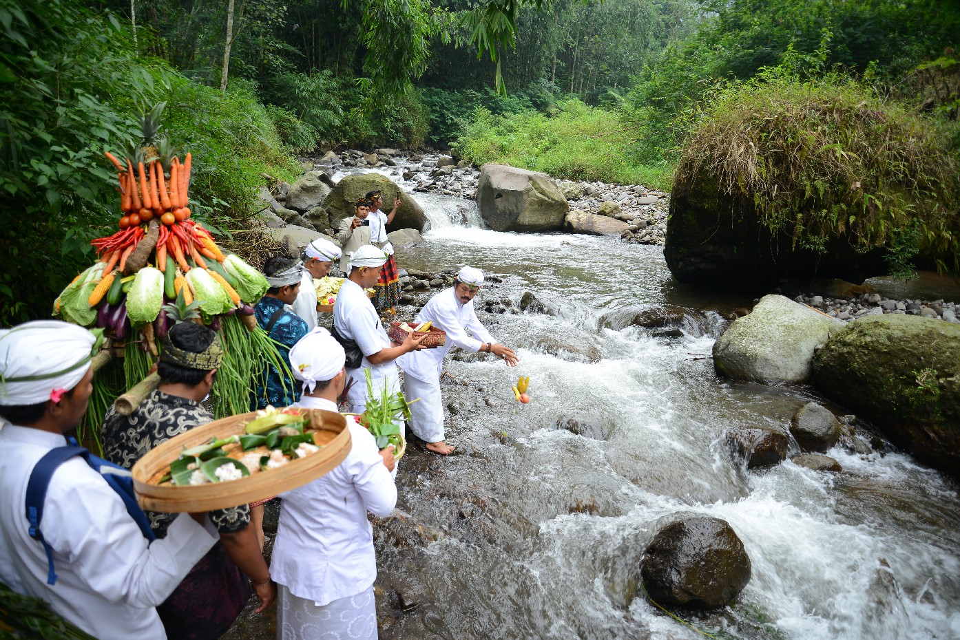 TRADISI: Umat hindu dari berbagai desa di Kecamatan Wonosalam mengikuti tradisi melasti menyambut Nyepi beberapa waktu lalu.