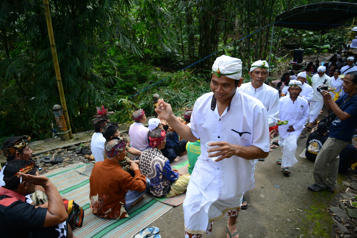 TRADISI: Umat hindu dari berbagai desa di Kecamatan Wonosalam mengikuti tradisi melasti menyambut Nyepi beberapa waktu lalu.