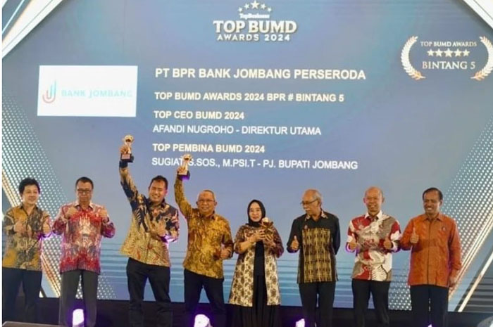 UKIR PMENTERENG: Direktur Utama Bank Jombang Afandi Haris Setyo Nugroho (dua dari kiri) menerima trofi penghargaan Top BUMD Awards 2024 di Jakarta, Rabu (20/3).