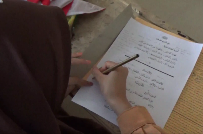 MAKNANI: Salah satu santri pondok pesantren di Jombang saat mengaji kitab kuning memakai Bahasa Inggris.