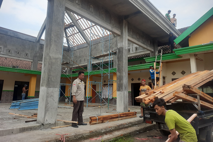 UNTUK LAYANAN MASYARAKAT: Kepala Desa Tengaran Achmad Kusaeri berada di area balai desa yang tengah dirombak, Kamis (21/3).