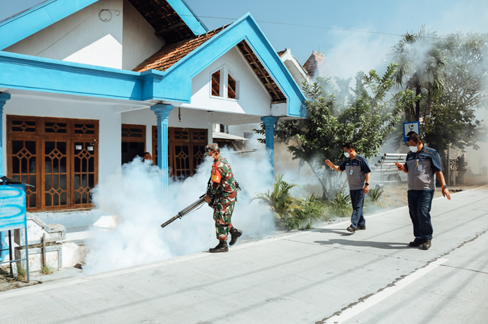PEDULI: PT CJI melakukan fogging di tiga desa sekitar perusahaan, Jumat (22/3).