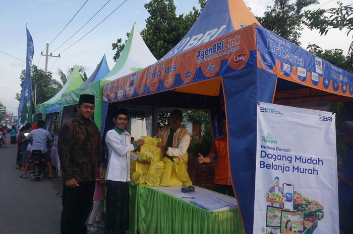 DEKAT DENGAN MASYARAKAT: Para petugas BRI BO Jombang di booth akuisisi melayani warga berkunjung ke stan BRI di Pasar Ramadan Desa Tambakrejo, Jombang.