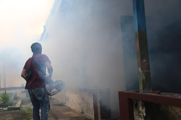 FOGGING: Kelurahan Jombatan, Kecamatan Jombang melakukan fogging di lingkungan warga, Minggu (24/3/2024).