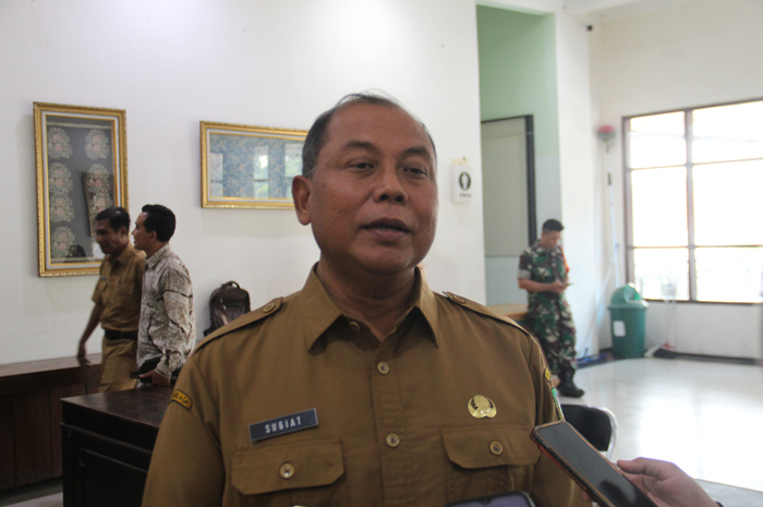 BERI PENJELASAN: Pj Bupati Jombang memberikan penjelasan kepada wartawan.