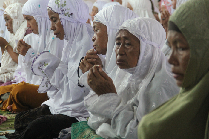 KUSYU: Ratusan jemaah lansia thoriqoh mengikuti kegiatan pengajian di Masjid Jami Roudlotul Arifin di Desa Cukir, Kecamatan Diwek Jombang, Senin (25/3).
