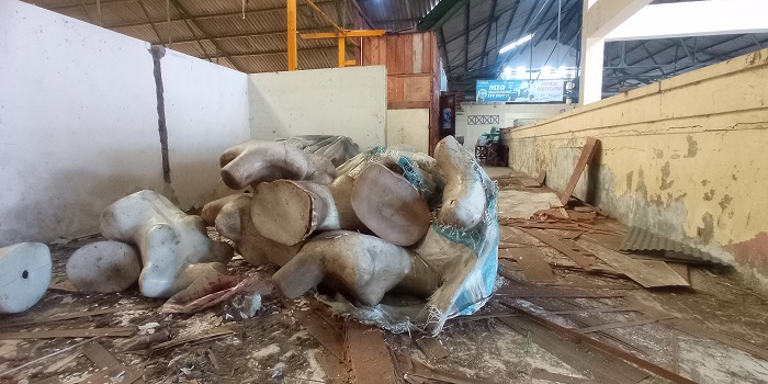 BAKAL DIROMBAK: Kios lantai dua PCN semi permanen baru saja selesai dibongkar.