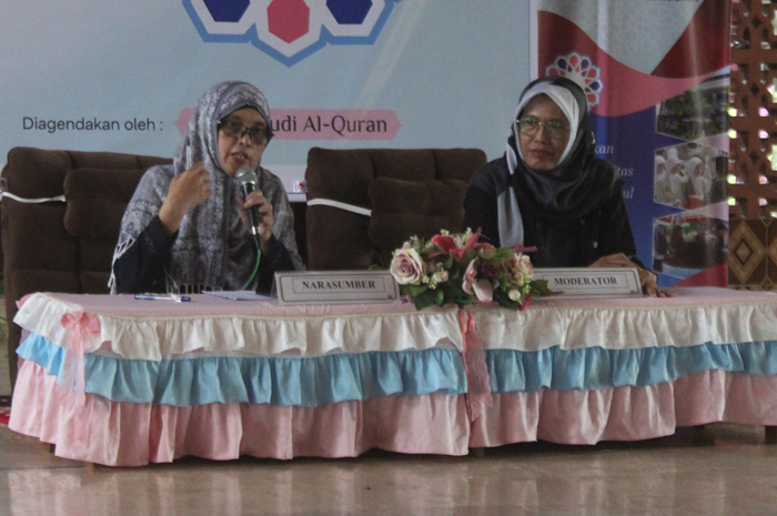 PROFESIONAL: Hj Uswatun Qoyyimah, wakil rektor bidang keuangan dan umum Unipdu Jombang (kiri) saat mengisi kajian Ramadan PSQ di Islamic Center Unipdu, Senin (25/3/2024).