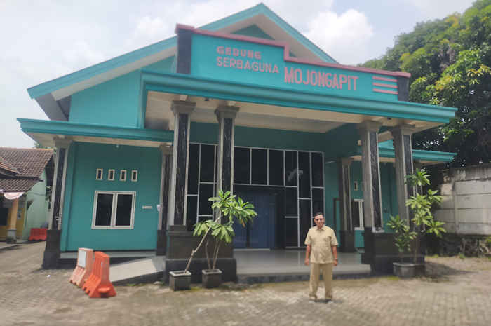 KOKOH: Kepala Desa M Iskandar Arif menunjukan gedung serbaguna Desa Mojogapit, Jombang.