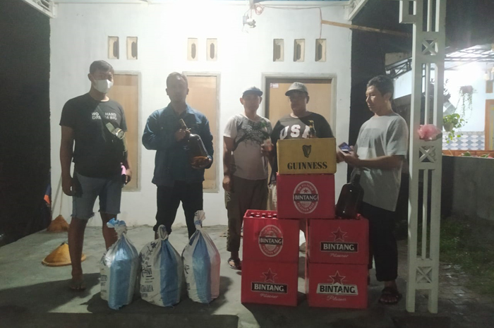 DISITA: Selama dua hari, polisi menyita ribuan botol miras siap jual di Jombang.