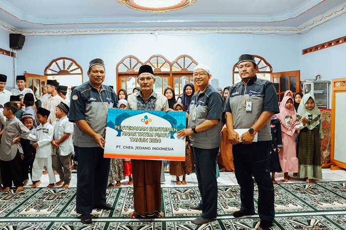 PEDULI: Keluarga besar PT CJI Ploso memberikan santunan kepada anak yatim, Senin (25/3).