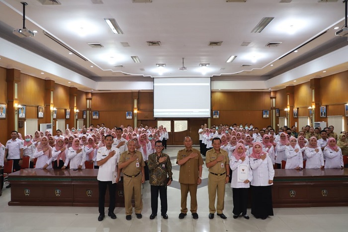 KOMPAK: Pj Bupati Jombang Sugiat, didampingi Sekdakab Agus Purnomo, Kepala BKPSDM Bambang Suntowo, Kakanreg II BKN Surabaya, Mohamad Ridwan, bersama seluruh ASN yang baru menerima SK.