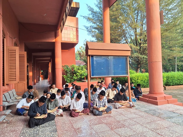 FOKUS: Santri Asrama Muzamzamah Ponpes Darul Ulum Jombang saat mengaji di halaman asrama, kemarin (24/3).