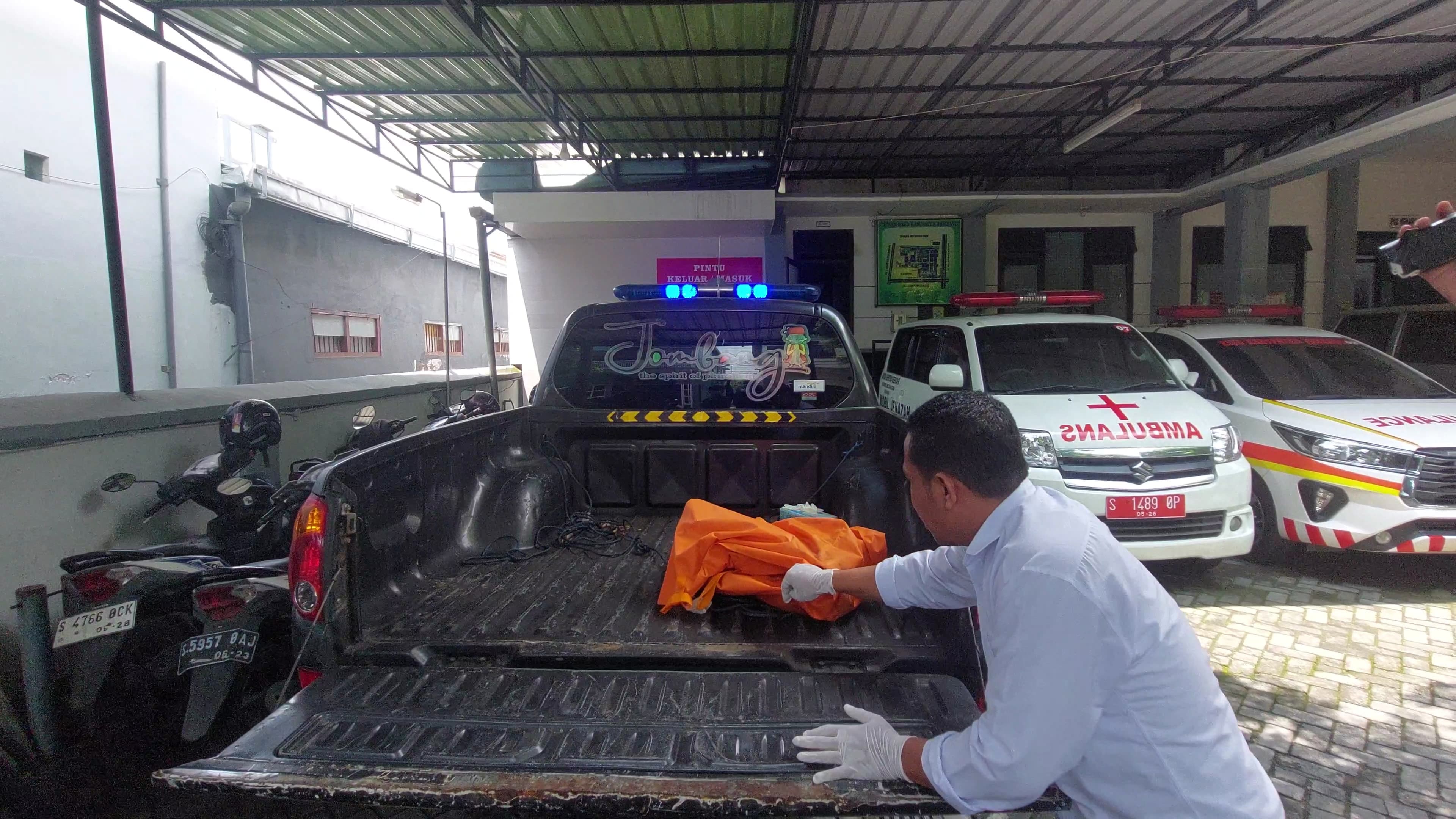 Mayat bayi yang ditemukan di saluran irigasi di Rejoslamet, Mojowarno Jombang saat dievakuasi ke RSUD Jombang