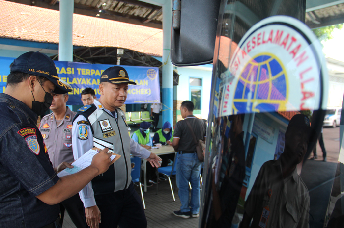 Dishub Jombang bersama petugas gabungan melakukan rampcheck kepada sejumlah bus di terminal Kepuhsari Jombang