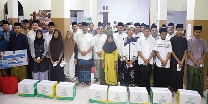 PEDULI: Pj Bupati Jombang Sugiat memberikan santunan anak yatim kepada warga Desa Tanjunggung, Peterongan, Jombang saat Safari Ramadan di Masjid Madinatut Taqwa, Selasa (27/3/2024).