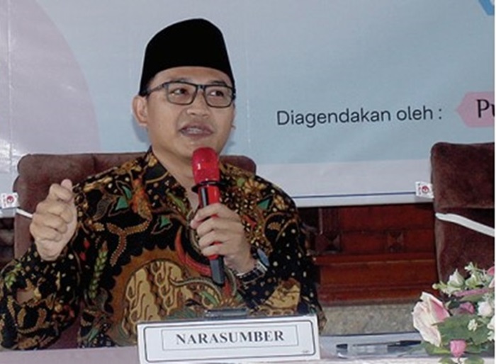 LUAS: Kepala Prodi Magister Manejemen Pendidikan Islam Unipdu, Dr Amrulloh, kala menyampaikan materi pada kajian Ramadan di Islamic Center Unipdu, Selasa (26/3/2024).
